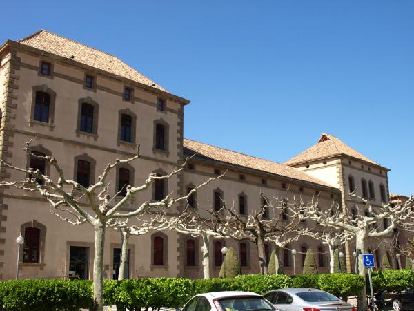 7.8.2012 'La Biblioteca Popular està integrada en una edificació que és la seu del Centre Comarcal de Cultura, que acull també el Museu Comarcal i l'Arxiu Històric'...    Avui, la biblioteca té el seu propi edifici.  Cervera -  Giliet de Florejacs