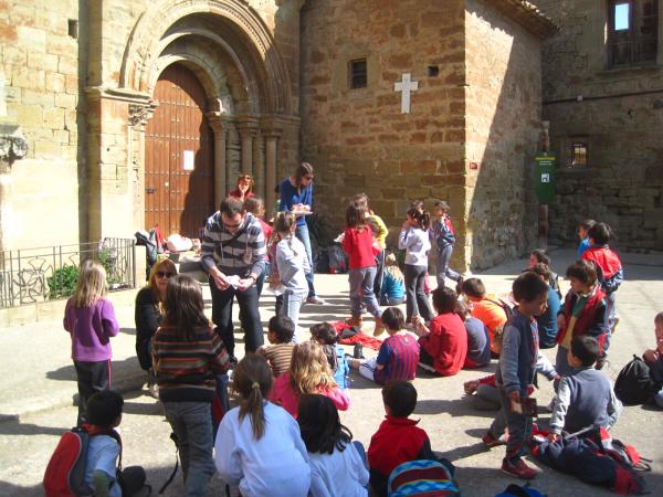 8.8.2012 Vista de la plaça  Concabella -  Escola de de les Pallargues