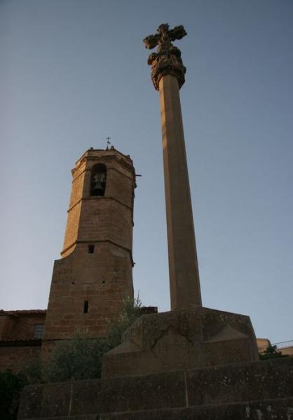 9 de Agost de 2012 El campanar i la creu de la plaça  Hostafrancs -  Josep Maria Santesmasses Palou