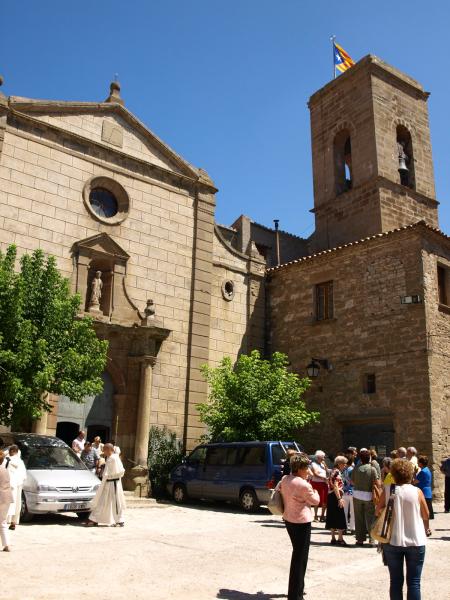 9.8.2012 'A Tarroja hi trobo la primera plaça d'aire solemne, presidida per l'església. A la façana de l'església hi ha un rellotge de sol, que marca naturalment l'hora vella...