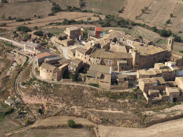 9 de Agost de 2012 '...Florejacs també té castell. M'hauria agradat veure'l, perquè és un castell que no sé si ha sortit als diaris, però en canvi a sortit en aquesta altra mena de diari etern que és la llegenda'   Florejacs -  Giliet de Florejacs