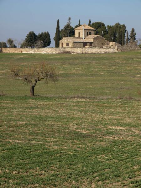 9.8.2012 'Prop de Guissona hi ha l'ermita de Sant Pere, on es celebrava l'aplec dels pastors. Diu Joan Amades que també hi acudien moltes fadrines casadores, perquè era fama que s'hi trobava promès