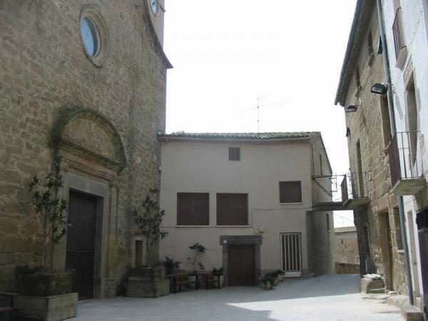 10 de Agost de 2012 .. una plaça rectangular, gairebé totalment tancada, amb l'església a una banda i Can Comardí - on penso dinar-, a l'altra  Biosca -  Josep Maria Santesmasses Palou