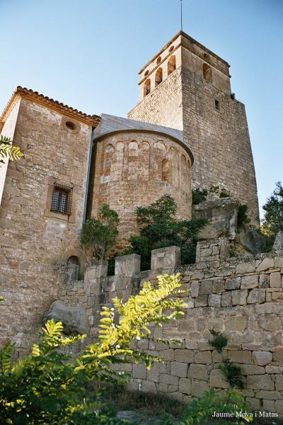 10 de Agost de 2012 'Al fons es dibuixa el castell de Ribelles, que vol ser vist de tot arreu, amb un gest inútil d'autoritat, que ja ha perdut'   Ribelles -  Giliet de Florejacs