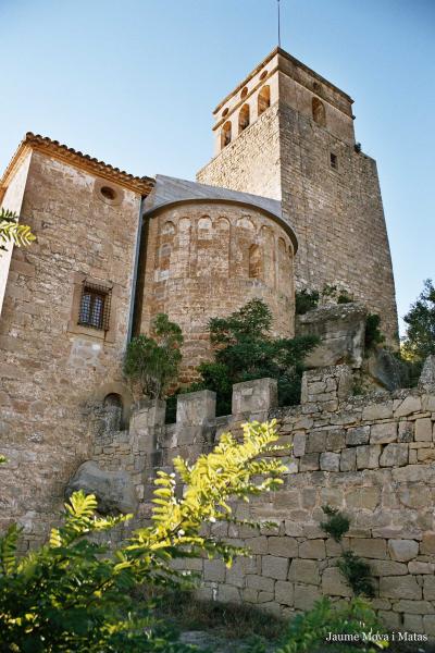 10.8.2012 'Al fons es dibuixa el castell de Ribelles, que vol ser vist de tot arreu, amb un gest inútil d'autoritat, que ja ha perdut'   Ribelles -  Giliet de Florejacs