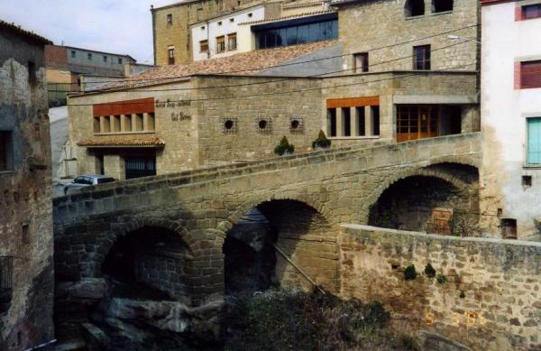 10.8.2012 Passo el pont, efectivament, penjat sobre un barranc, que separa el nucli antic del raval del Camí Nou..  Biosca - 