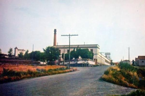 10.08.2012 .. Sento un soroll, fina ara inèdit a la Segarra: una fàbrica. Una fàbrica gran, però n'hi ha d'altres  Torà - 
