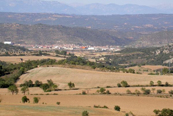 11.8.2012 ..Agafo el camí vell d'Ivorra a Torà. És un camí tranquil, que puja una mica, perquè anem deixant endarrera la vall del LLobregós..  Torà -  Ramon Sunyer