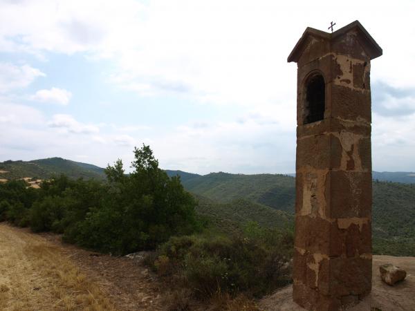 11 de Agost de 2012 'En un altre indret de la Segarra, que no puc precisar, hi ha una altra petjada ben curiosa, la Petjada dels Sants Metges, deixada per un cavall volador que cavalcaven els Sants Cosme i Damià una vegada que eren perseguits...' Aquí Espinàs confón Cosme i Damià amb Celdoni i Ermenter...  Claret -  Giliet de Florejacs