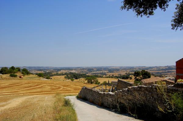 13.8.2012 '..Passem pel costat d'unes cases a peu de carretera. És Pavia.'  Pavia -  Angelina Llop