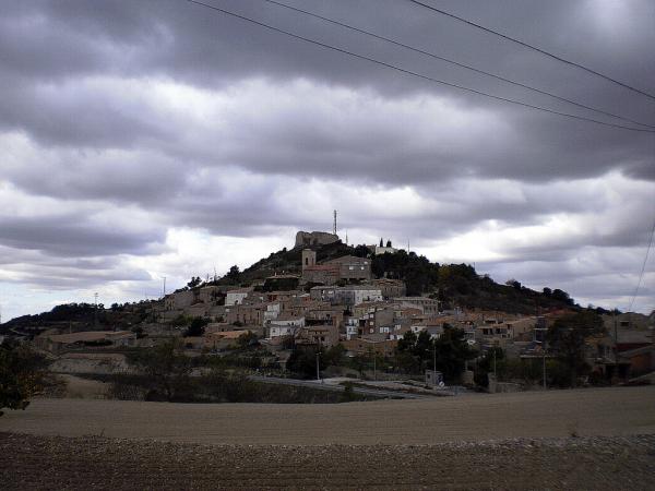 15.8.2012 ' ..plovisqueja finament, grisament -un gris més il·luminat, més transparent que a Vallfogona- damunt una soledat absoluta'  La Guàrdia Lada -  Omnia segarra