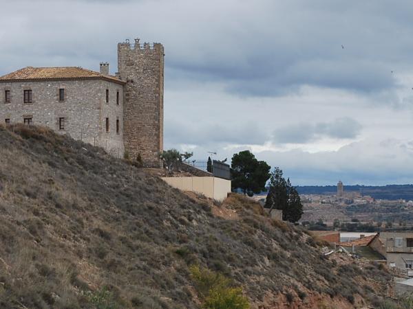 11.11.2012 Castell de la Curullada un dia de nuvols, al fons Cervera  La Curullada -  Ramon Prats Farré