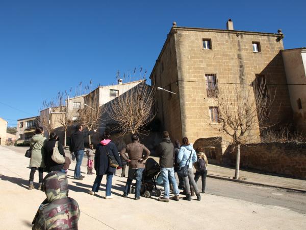 El grup davant la casa de Mossèn Ramon (antic Cal Quirze de Biosca)