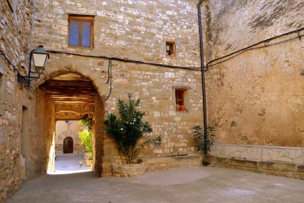 12 de Desembre de 2012 Entrada típica de poble clos . poblet.  Tordera -  Àngela Llop