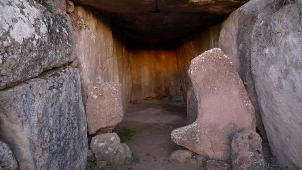 24 de Desembre de 2012 Durant el solstici el sol entra fins al final del megalit  Llanera -  Xavier Sunyer