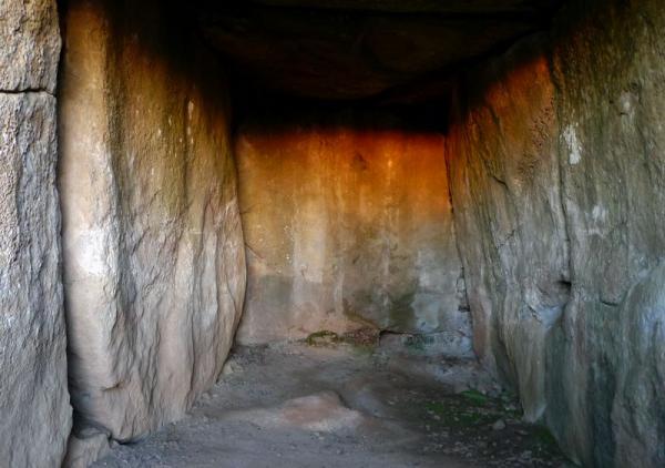 24.12.2012 Els primers raigs de sol il·luminen els tres costats de la cambra funerària durant escassos minuts  Llanera -  Xavier Sunyer