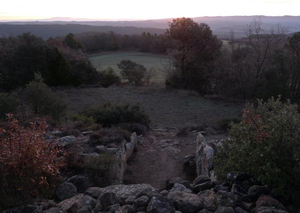 22.12.2012 El sol a punt de sortir davant el dolmen  Llanera -  Xavier Sunyer