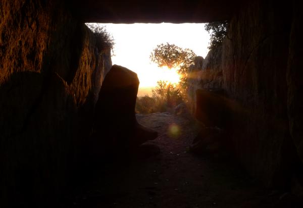 22 de Desembre de 2012 El sol ilumina completament l'interior del dolmen  Llanera -  Xavier Sunyer