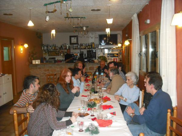 26.12.2012 una vintena de veïns es van reunir al restaurant La Redolta per fer la torronada i una cantada de nadales  Florejacs -  Ajuntament de Torrefeta