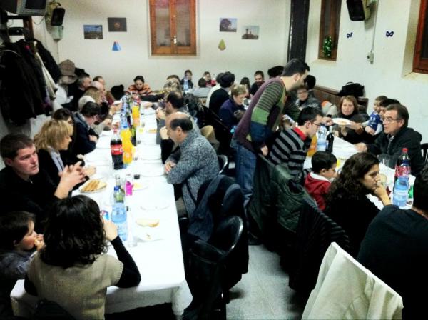 26.12.2012  seixanta veïns van trobar-se al local social per fer cagar el tió, sopar i acabar amb torronada  Palou -  Quim Diez