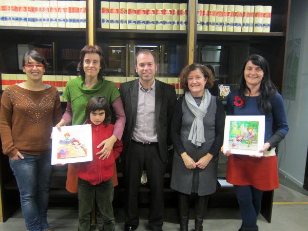 15 de Gener de 2013 acte de signatura del conveni entre l’Ajuntament i les guanyadores del concurs  Guissona Històries de Conte   Guissona -  Ajuntament de Guissona