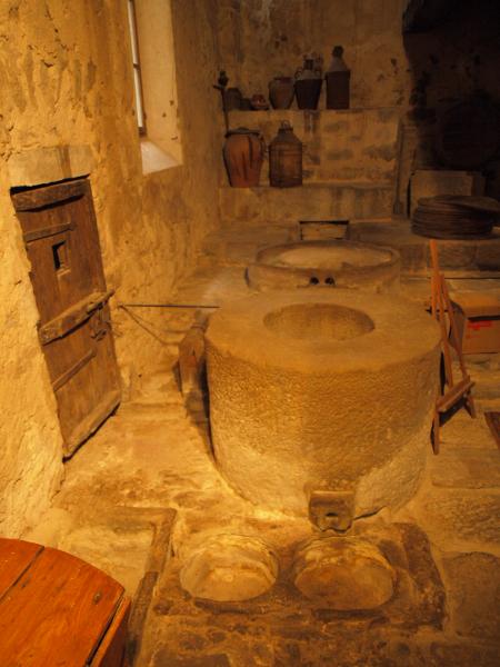 30.1.2013 interior del Molí del Comú (Cal Balaguer)  Torà -  Camins de Sikarra