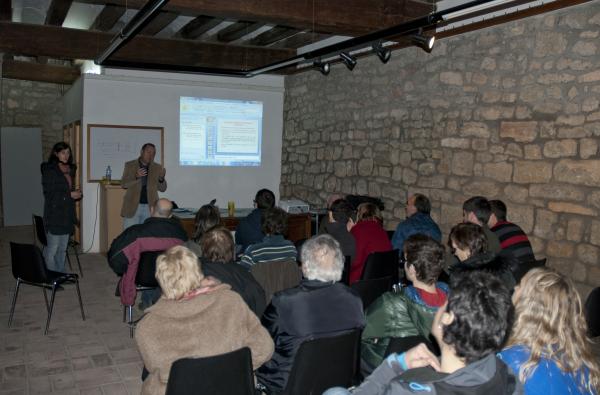 un moment de la xerrada a Castellserà, amb Jos Carbonell i Judit Ester