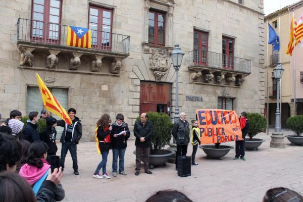 28 de Febrer de 2013 Lectura del manifest en defensa d'un nou sistema educatiu  Cervera -  Paeria