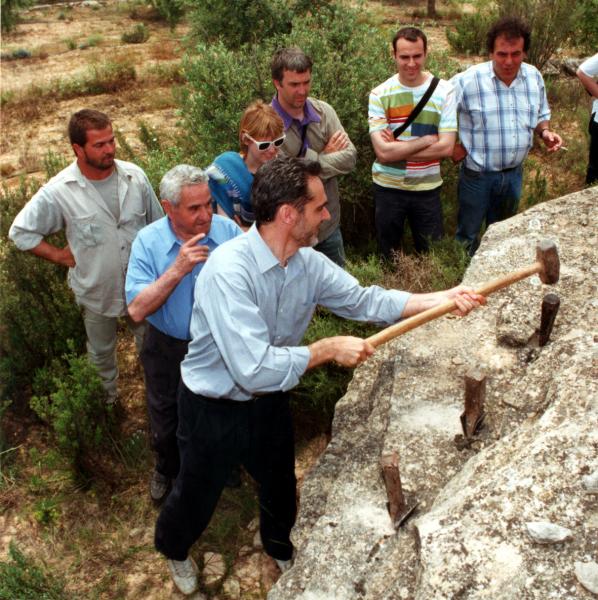 En Josep Mora durant una activitat de pica-pedrer amb els Amics de l’Arquitectura Popular