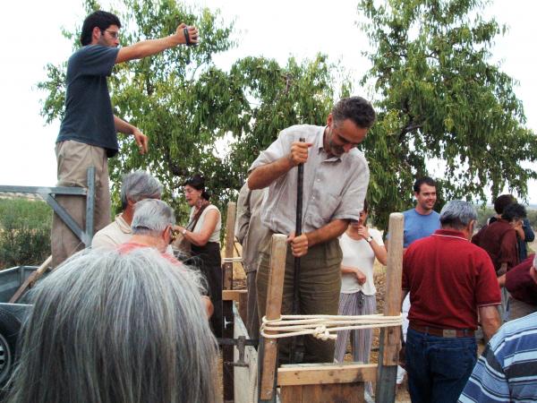 En Josep Mora en un curs de tàpia pels Amics de l’Arquitectura Popular - Plans de Sió