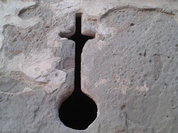 25.03.2013 Espitllera en forma de creu, al Castell de Concabella.  Concabella -  Anna Vilaró