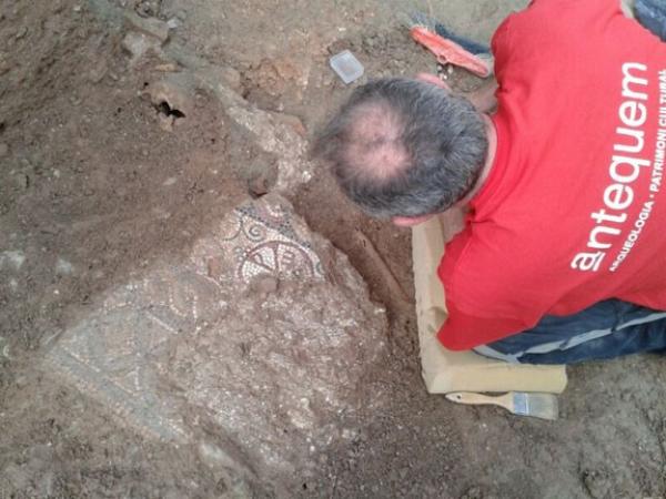 Un dels encarregats de l'excavació amb la lauda - Els Prats de Rei Un dels encarregats de l'excavació amb la lauda - Els Prats de Rei