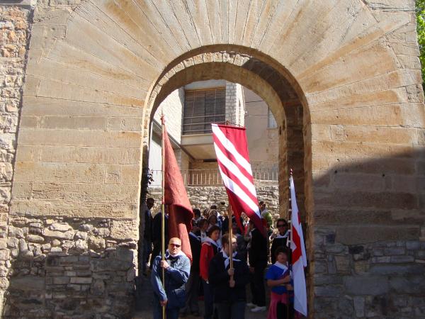 21 de Abril de 2013 Arribant a Santa Fe i creuant l'arc de l'antiga muralla per anar a buscar la relíquia de Sant Jordi d'Alta-riba  Alta-riba -  AACSMA