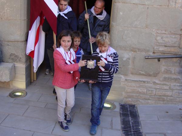 21 de Abril de 2013 Moment en què la relíquia de Sant Jordi d'Alta-riba surt de l'església de Sant Pere per retornar definitivament a l'església de Sant Jordi d'Alta-riba  Alta-riba -  AACSMA