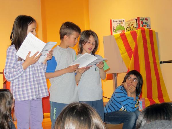 23 de Abril de 2013 Alumnes de primària llegint el conte “La Clau Màgica”  Guissona -  Ajuntament Guissona