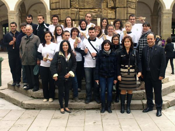 19 de Maig de 2013 la Colla de Bastons de Sedó van fer l'assaig general a la fira de Sant Isidre   Cervera -  Jaume Moya