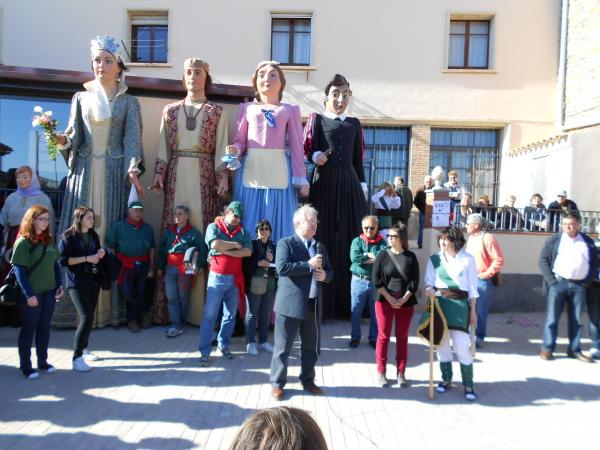 25 de Maig de 2013 Acompanyats per la gegantona Eliardis de Florejacs, els diables Carranquers i els geganters de Cervera, la batucada de Sounddesecà  Sedó -  Ajuntament TiF