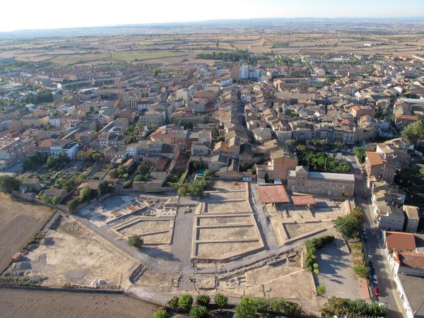 10.6.2013 Vista aèria de la població i del recinte Iesso  Guissona -  Museu Guissona