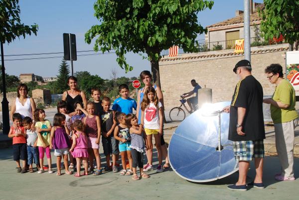 23.7.2013 Al Casal d’Estiu van fer ous fregits cuinats a la placeta amb la cuina solar del Centre Social.  Sedó -  Ajuntament TiF