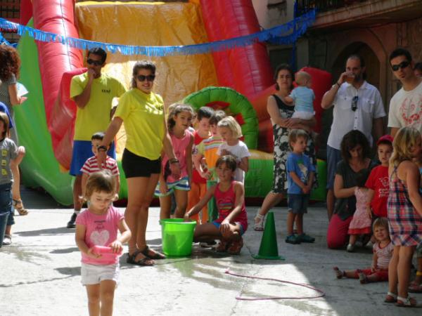 4 de Agost de 2013 L'inflable a la  plaça  Torrefeta -  Jenifer Sánchez