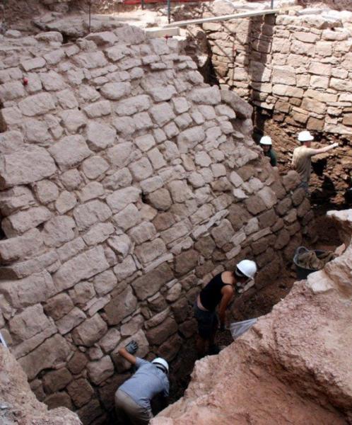 30.8.2013 Vistes de la muralla descoberta a Prats de Rei que data dels segles VI i VII aC  Els Prats de Rei -  Mar Martí