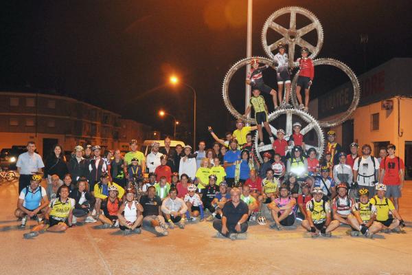 22.8.2013 Foto de grup dels 121 ciclistes participants a la 2a Pedalada Nocturna al Tossal de les Bruixes   Cervera -  Ramon Armengol