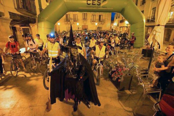 22.8.2013 La 2a Pedalada Nocturna al Tossal de les Bruixes sortint de Cervera  Cervera -  Josep Cots