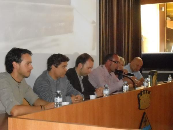 un instant de la presentació, amb la intervenció de Jaume Moya en nom de la Fundació Jordi Cases i Llebot - 