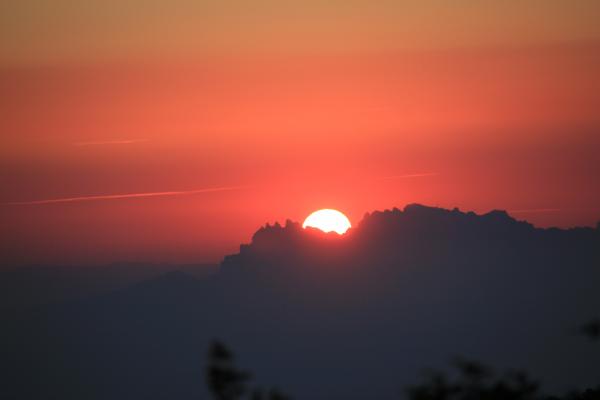 11 de Setembre de 2013 Sol ixent sobre Montserrat, des de  Aguiló  Aguiló -  Pilar Jané Abelló