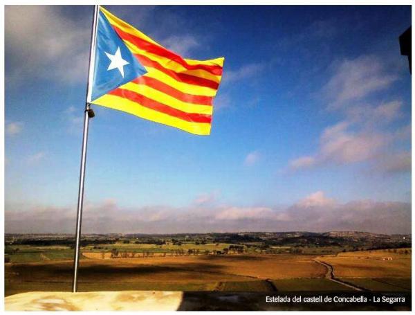 11.9.2013 Estelada del castell de Concabella  - 