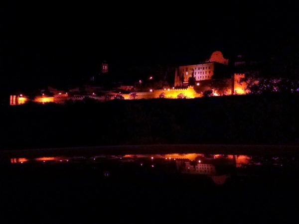 21.9.2013 Les muralles il·luminades i reflectides....... a la mar?  Cervera -  Ramon Sunyer