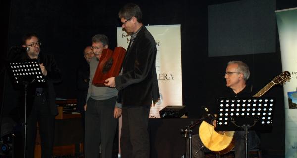 Albert Turull lliura a Vicent Loscos, en nom dls AAAP, la segona edició del Premi Sikarra (2013) - Guissona