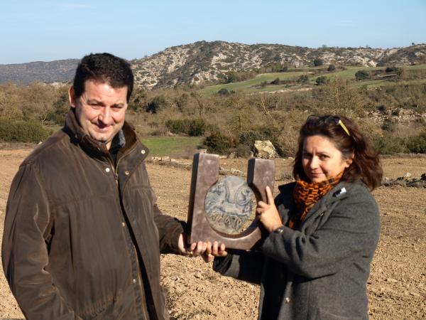 19.12.2013 el guardó del Premi Sikarra és una escultura obra d'Ana Marín-Gálvez  Massoteres -  Jaume Moya