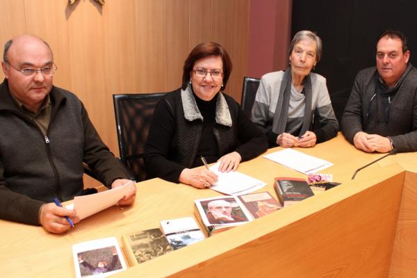 La vídua de Madern, Pilar Minguell, ha signat la cessió amb l’alcaldessa Rosa Maria Perelló i el president de l’EMD El Talladell, Miquel Albareda - Tàrrega La vídua de Madern, Pilar Minguell, ha signat la cessió amb l’alcaldessa Rosa Maria Perelló i el president de l’EMD El Talladell, Miquel Albareda - Tàrrega